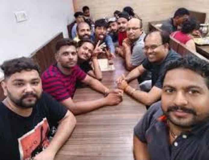 बैंक मैनेजर का आखिरी कॉल- 'मैंने जहर खा लिया'; 25 दिन पहले बना था पिता, परिजनों ने काम के दबाव को बताया वजह