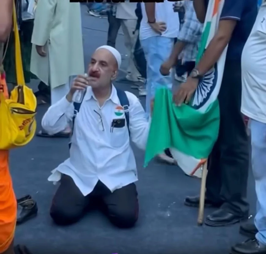 Muslim Man Emotional Tribute to the Indian Tricolour Wins Hearts
