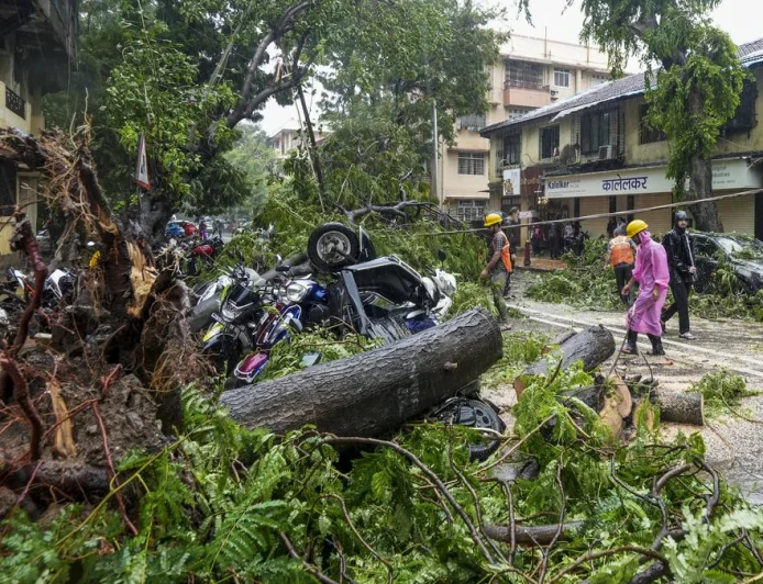 Mumbai Under Non-Stop Rains: Three Dead, Flights Delayed, Schools Shut in Mumbai, Thane