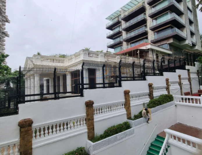 Slum Area Opposite Shah Rukh Khan’s Mannat Draws Attention Online