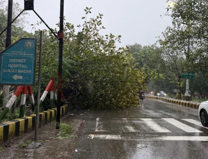 गाजियाबाद में बारिश बनी आफत, जलभराव और जाम से जनजीवन अस्त-व्यस्त; सभी स्कूल बंद