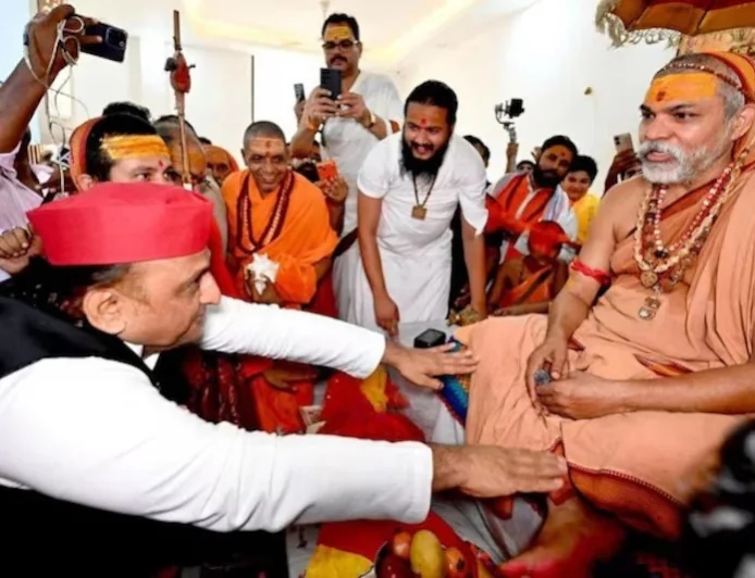 शंकराचार्य से मिले अखिलेश यादव, राम मंदिर चंदा विवाद और गोरक्षा को लेकर बीजेपी पर साधा निशाना