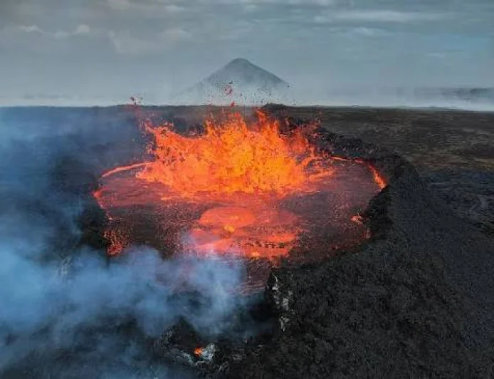 Scientists Capture Ocean Floor Splitting Open as 160 Million Cubic Metres of Lava Erupt