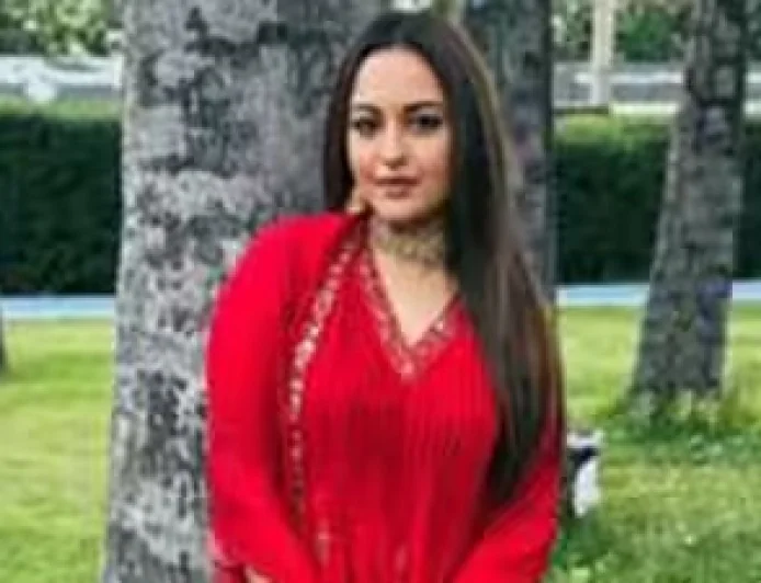 "‘Jab Tak Aap Nahi Jaoge...’: Sonakshi Sinha Draws the Line With Paparazzi in Viral Moment"