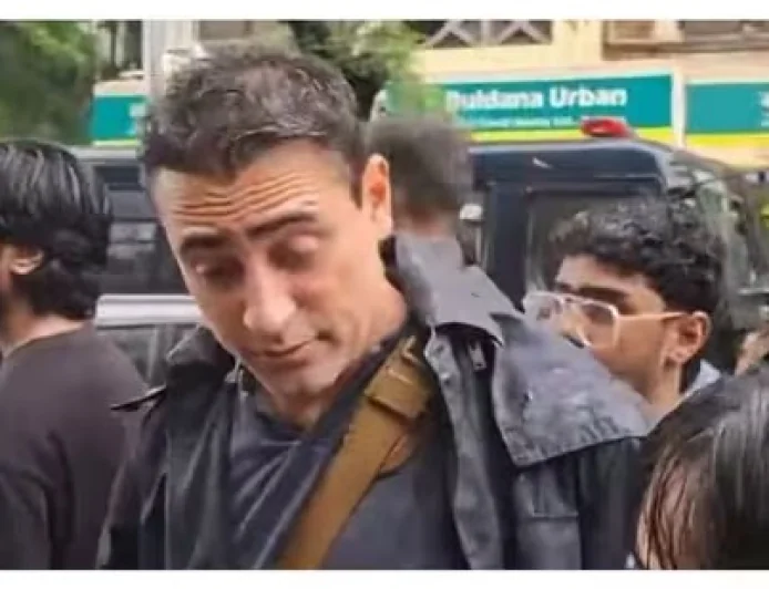 Imran Khan Joins CJP Protest in Mumbai, Marches With Students and Poses for Selfies