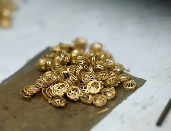 Gold Set for Weekly Gain as Oil Prices Ease Ahead of Fed Decision