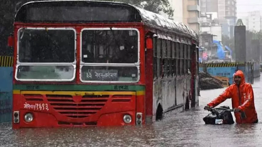 Heavy Rain Causes Waterlogging in Mumbai, Traffic Hit Across Several Areas