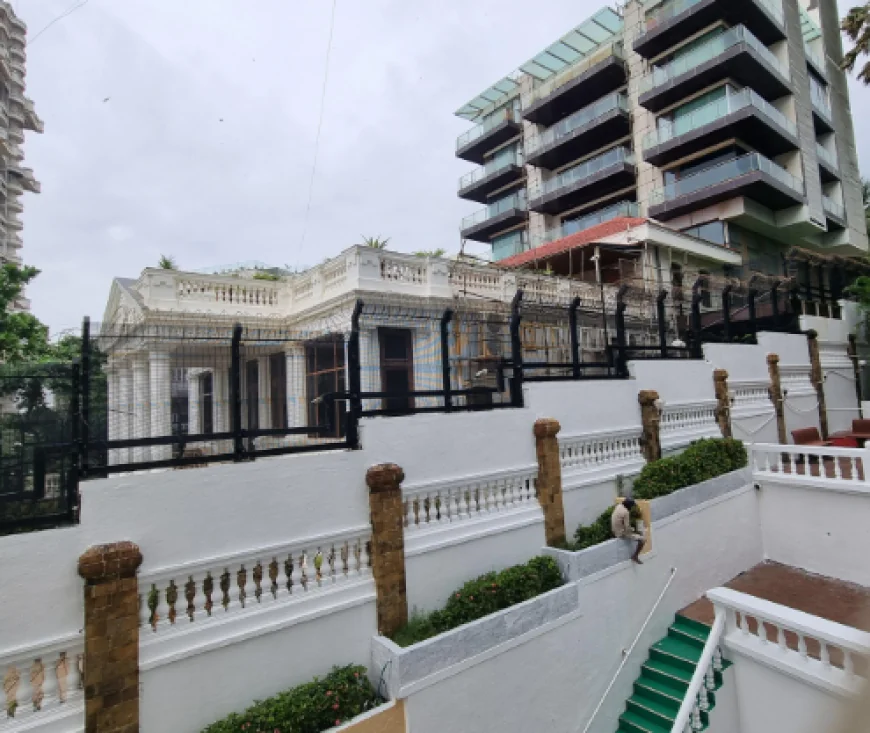 Slum Area Opposite Shah Rukh Khan’s Mannat Draws Attention Online