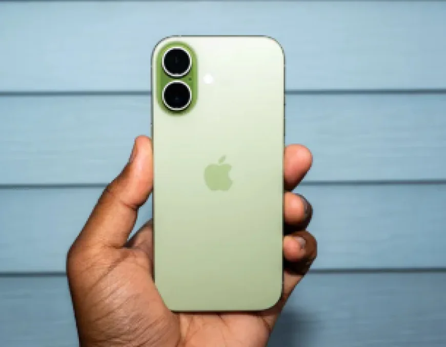 7 iPhone Settings That Can Help Improve Battery Life, According to Tech Experts