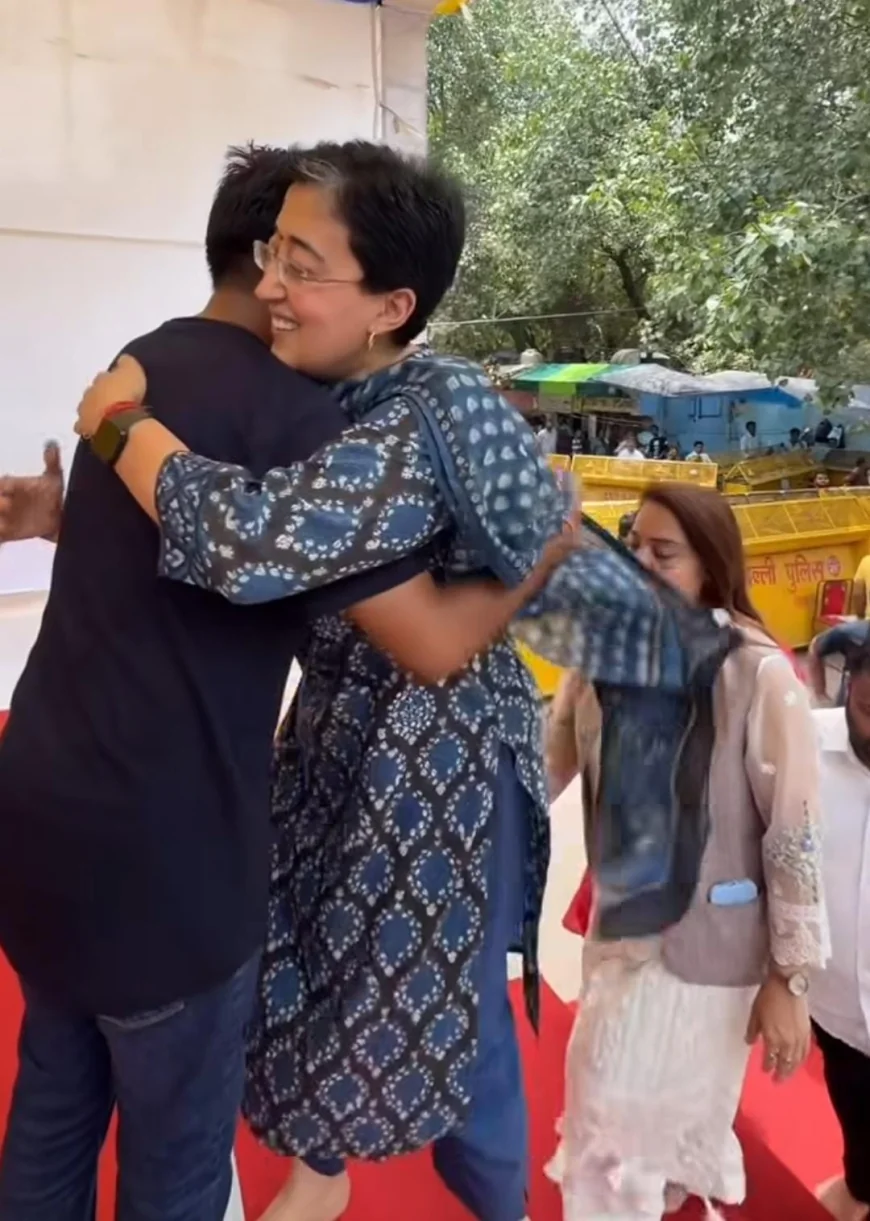 Former Delhi CM Atishi Visits Jantar Mantar, Extends Support To CJP Protest