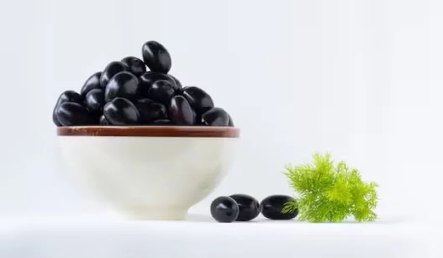 Why nutritionists want you to eat more jamun this monsoon: Health benefits, myths and how to eat it right