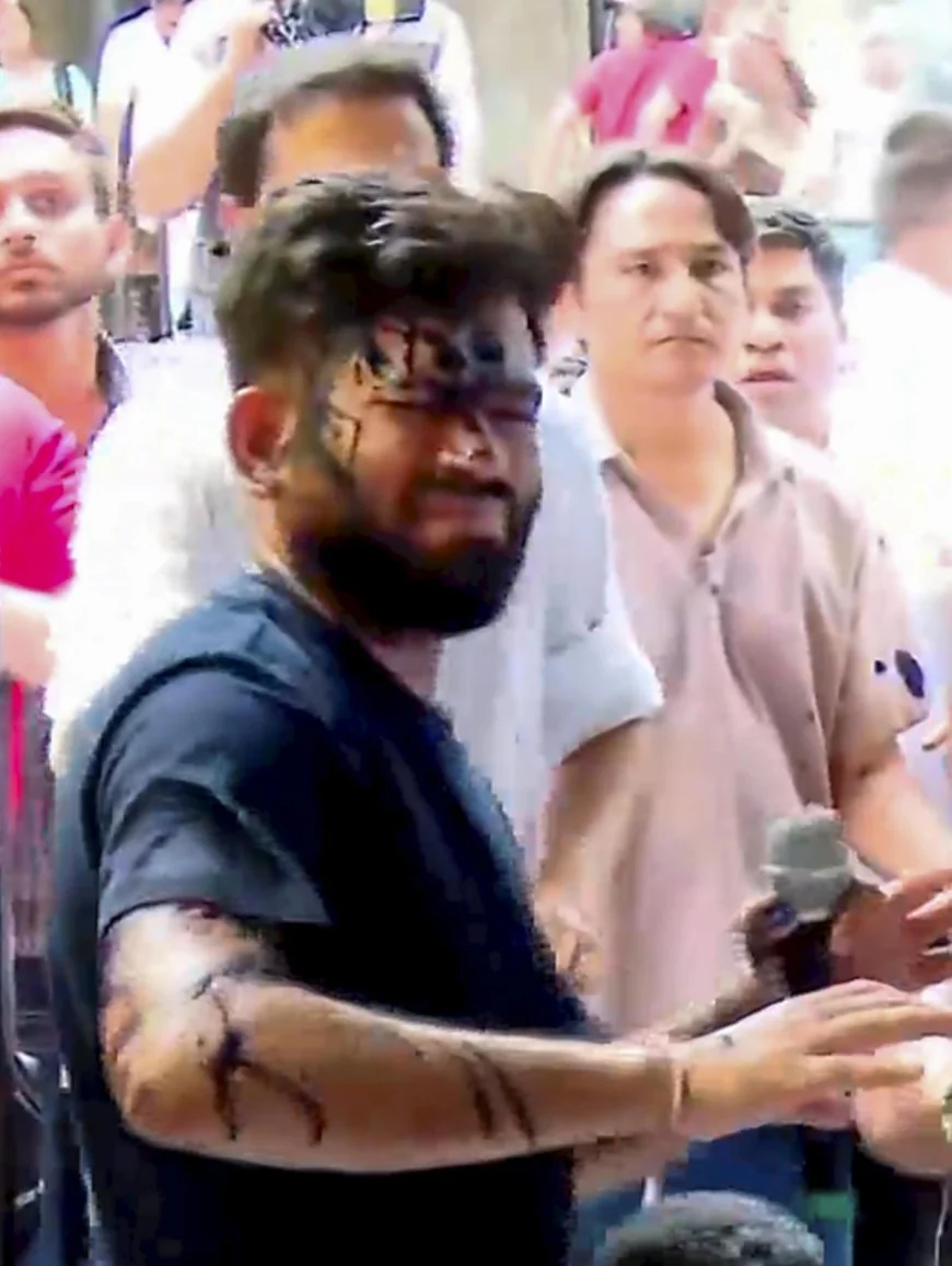 Woman Throws Blue Ink at CJP Founder Abhijeet Dipke During Jantar Mantar Protest