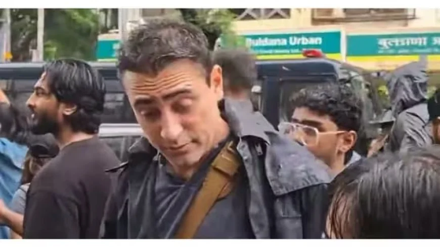 Imran Khan Joins CJP Protest in Mumbai, Marches With Students and Poses for Selfies