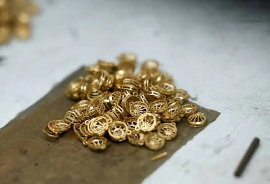 Gold Set for Weekly Gain as Oil Prices Ease Ahead of Fed Decision