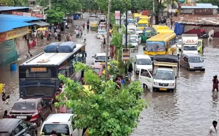 गुरुग्राम में बारिश का कहर! घंटों स्कूल बसों में फंसे बच्चे, एंबुलेंस भी जाम में अटकी