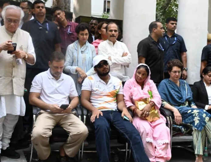 Rahul Gandhi Dharna LIVE: Sahil की शिकायत पर FIR दर्ज, दिल्ली पुलिस स्टेशन के बाहर खत्म हुआ गतिरोध