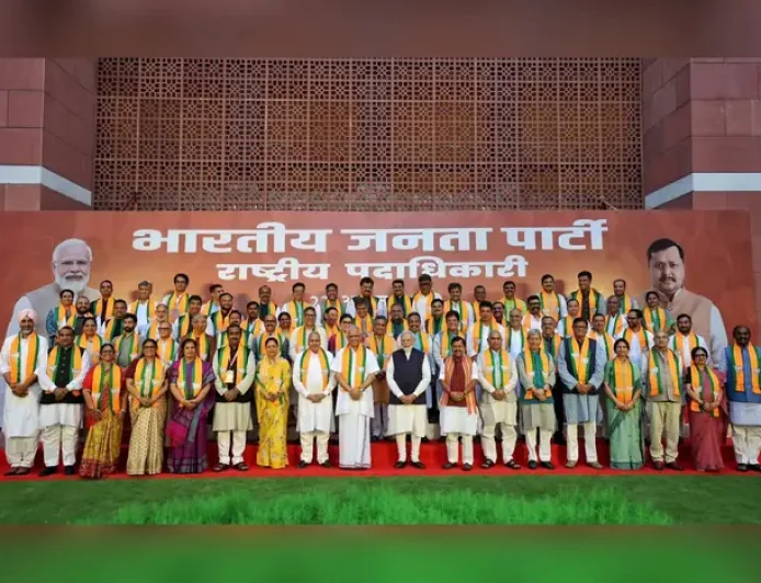 पीएम मोदी ने BJP की नई टीम से की मुलाकात, नितिन नबीन का युवाओं पर खास फोकस