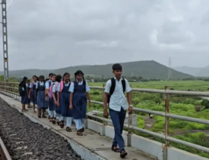 स्कूल जाने के लिए रेलवे ट्रैक पार करते हैं बच्चे, पालघर के वाढीव गांव में सड़क का इंतजार