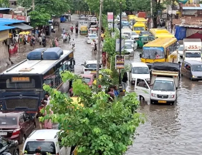 गुरुग्राम में बारिश का कहर! घंटों स्कूल बसों में फंसे बच्चे, एंबुलेंस भी जाम में अटकी