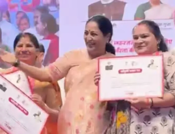 दिल्ली CM रेखा गुप्ता ने लॉन्च की ‘लक्ष्मी योजना’, टॉकाटोरा स्टेडियम में बांटे पहले मंजूरी पत्र