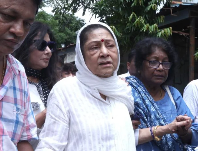 पति कुकू कोहली के अंतिम संस्कार में भावुक हुईं अरुणा ईरानी, आंखों से छलके आंसू