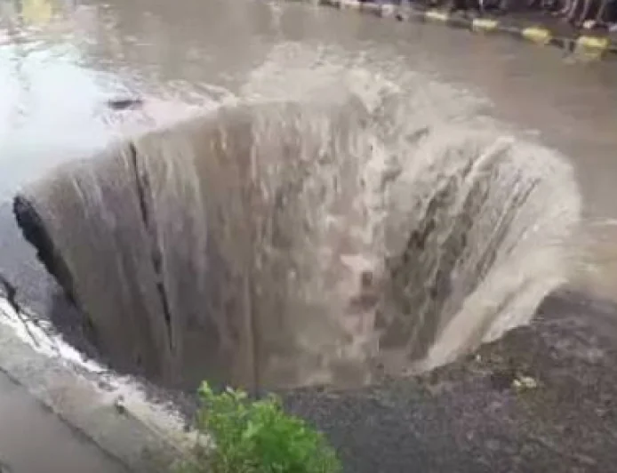 कानपुर की सड़क में 18 फीट गहरा सिंकहोल, तेज बारिश के बाद धंसा रास्ता