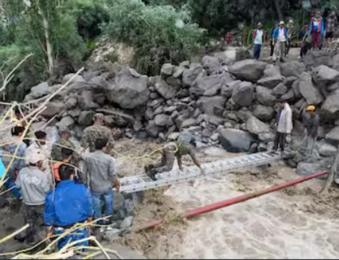 कारगिल में बादल फटने से फ्लैश फ्लड, मलबे और बड़े पत्थरों के साथ बहा पानी