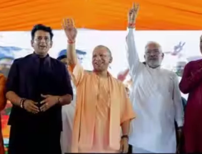 रवि किशन बोले- ‘गोरखपुर स्पेन जैसा लगता है’, योगी आदित्यनाथ भी नहीं रोक पाए हंसी