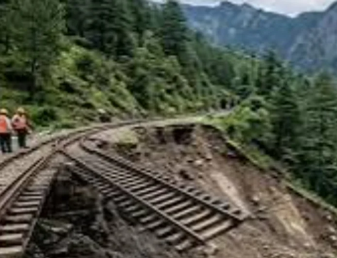  भारी बारिश से कालका-शिमला रेल ट्रैक को नुकसान, मिट्टी बहने से हवा में लटका हिस्सा