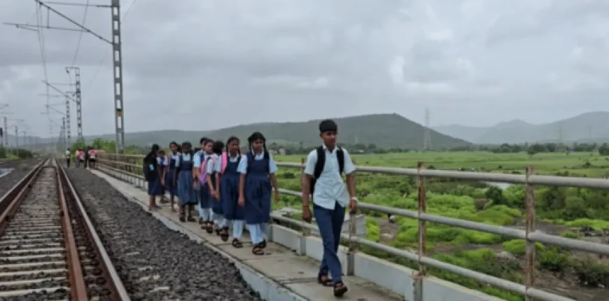 स्कूल जाने के लिए रेलवे ट्रैक पार करते हैं बच्चे, पालघर के वाढीव गांव में सड़क का इंतजार