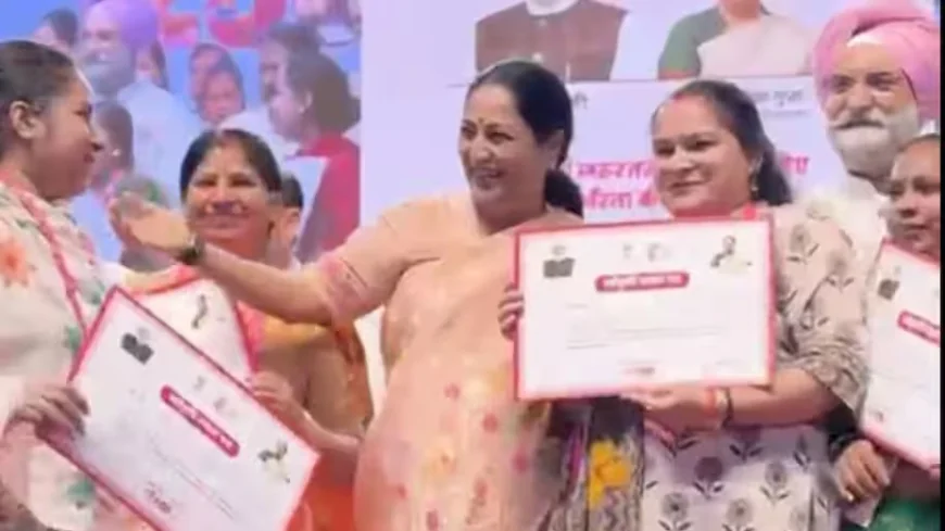 दिल्ली CM रेखा गुप्ता ने लॉन्च की ‘लक्ष्मी योजना’, टॉकाटोरा स्टेडियम में बांटे पहले मंजूरी पत्र