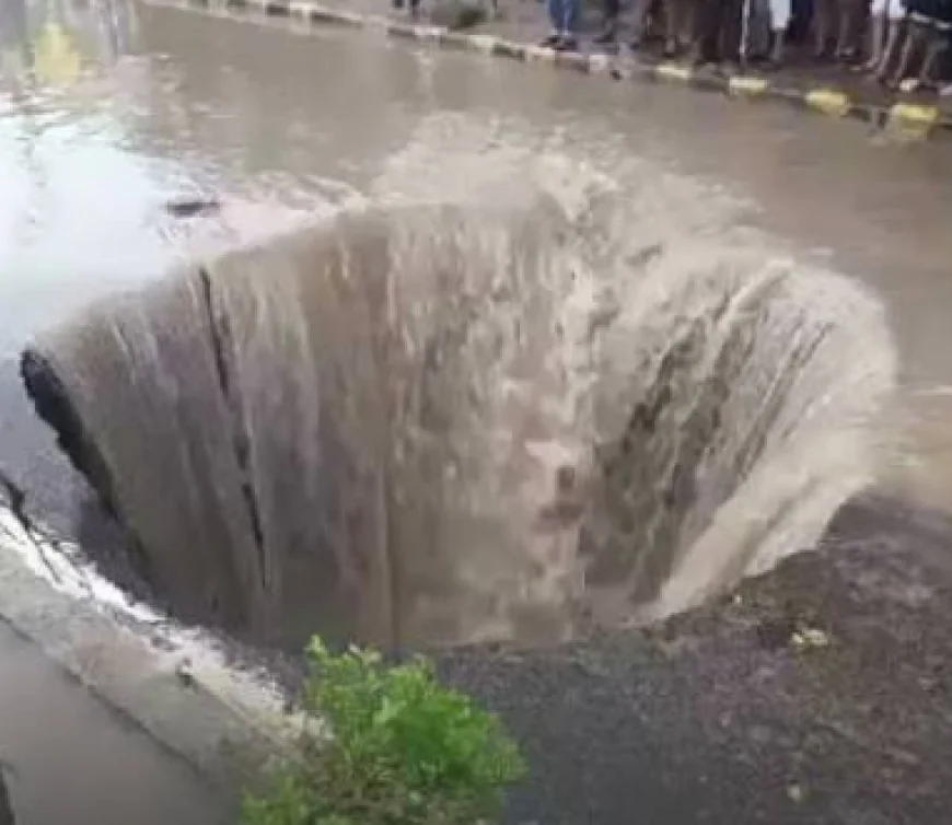 कानपुर की सड़क में 18 फीट गहरा सिंकहोल, तेज बारिश के बाद धंसा रास्ता