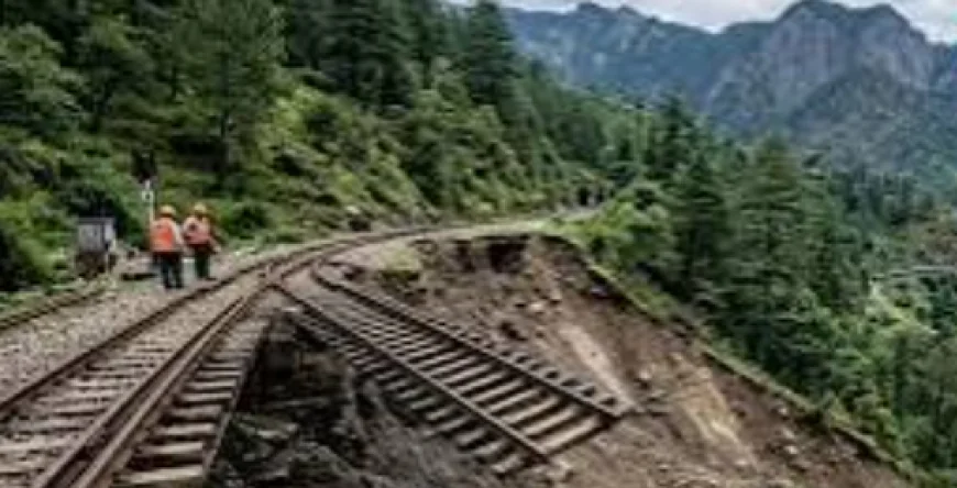  भारी बारिश से कालका-शिमला रेल ट्रैक को नुकसान, मिट्टी बहने से हवा में लटका हिस्सा
