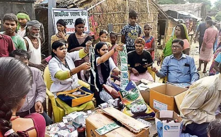 भोजपुर: शाहपुर के बाढ़ प्रभावित गांवों में पहुंचे डीएम मनेश कुमार मीणा, राहत व्यवस्था का लिया जायजा