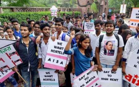  दिल्ली में हॉस्टल की कमी पर फूटा छात्रों का गुस्सा, बोले - पढ़ने आए हैं, रहने के लिए भटक रहे हैं