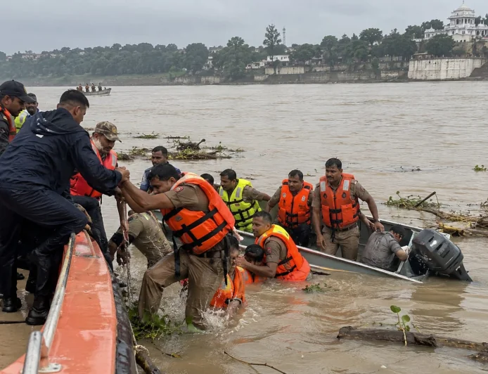 जबलपुर में नर्मदा में पलटी होमगार्ड की नाव, लाइफ जैकेट ने बचाई 9 जवानों की जान