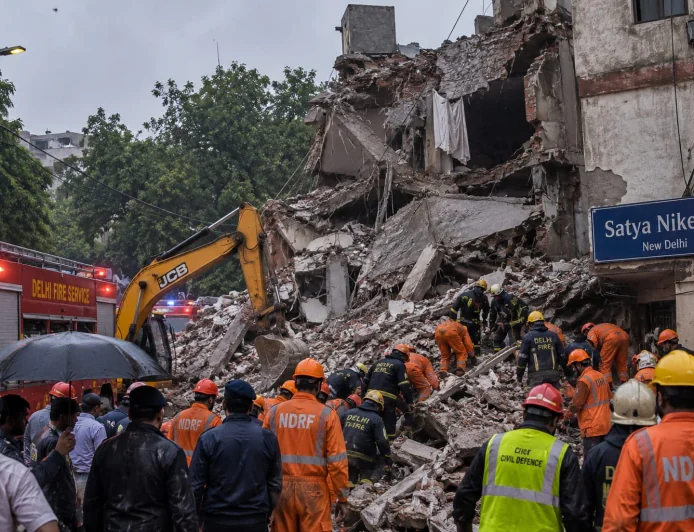 बारिश के बीच दिल्ली में बड़ा हादसा, सत्य निकेतन में गिरी 4 मंजिला इमारत, कई छात्रों के दबे होने की आशंका