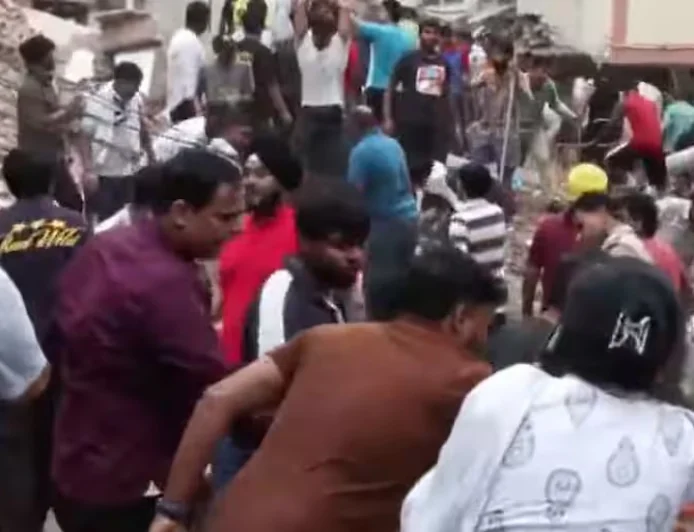 दिल्ली के सत्य निकेतन में Boys’ PG की इमारत ढही, 3 की मौत; 6 लोगों को बचाया गया