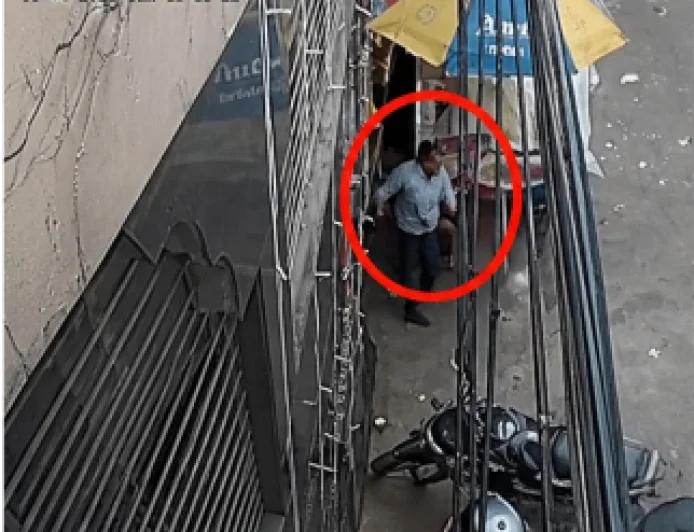सत्य निकेतन हादसे से पहले दुकान से बाहर निकला दुकानदार, CCTV में कैद हुआ मौत को छूकर निकलने वाला पल