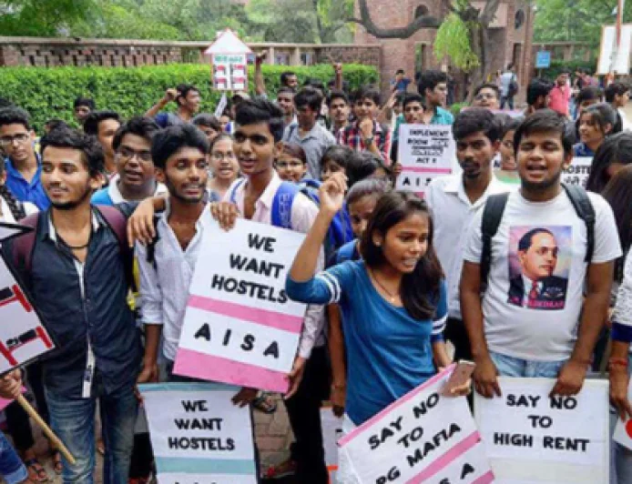  दिल्ली में हॉस्टल की कमी पर फूटा छात्रों का गुस्सा, बोले - पढ़ने आए हैं, रहने के लिए भटक रहे हैं
