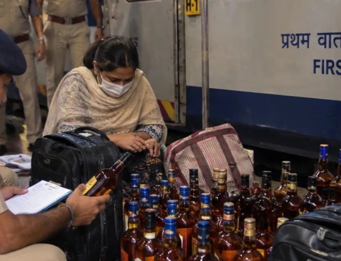 समस्तीपुर में फर्स्ट AC में बिना टिकट सफर कर रही थी महिला, बैग से निकली 75 लीटर शराब, पुलिस हैरान