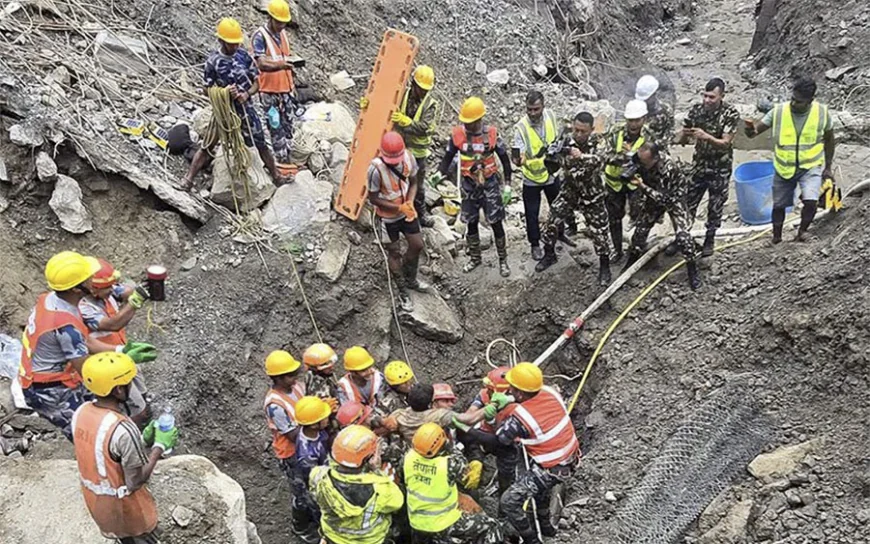 नेपाल बाढ़ के 10 दिन बाद दो और जिंदा मिले: सुरंग से चीनी नागरिक, मलबे में मिली 60 वर्षीय महिला