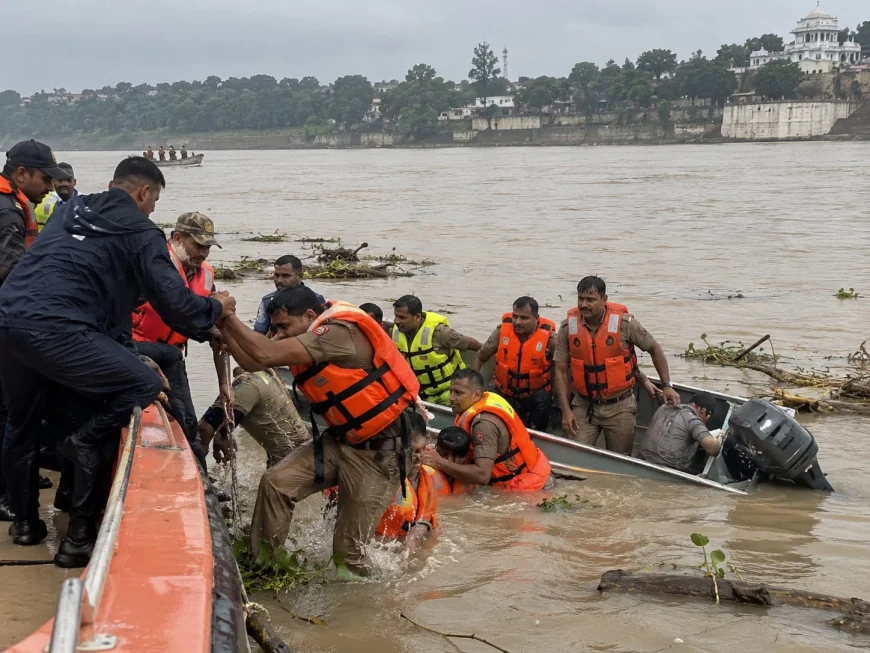 जबलपुर में नर्मदा में पलटी होमगार्ड की नाव, लाइफ जैकेट ने बचाई 9 जवानों की जान