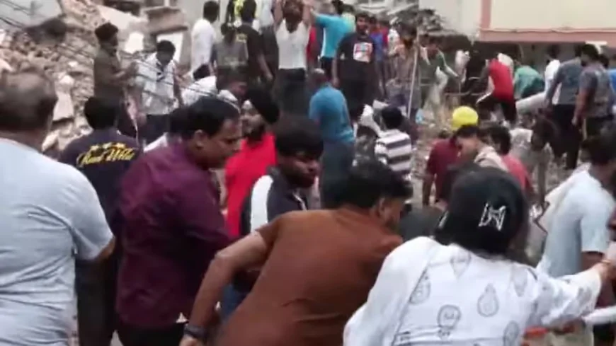 दिल्ली के सत्य निकेतन में Boys’ PG की इमारत ढही, 3 की मौत; 6 लोगों को बचाया गया