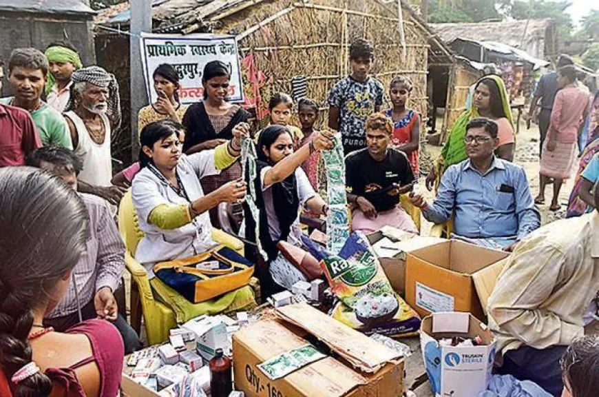 भोजपुर: शाहपुर के बाढ़ प्रभावित गांवों में पहुंचे डीएम मनेश कुमार मीणा, राहत व्यवस्था का लिया जायजा