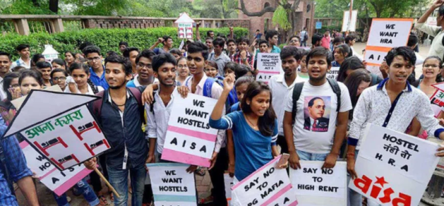  दिल्ली में हॉस्टल की कमी पर फूटा छात्रों का गुस्सा, बोले - पढ़ने आए हैं, रहने के लिए भटक रहे हैं