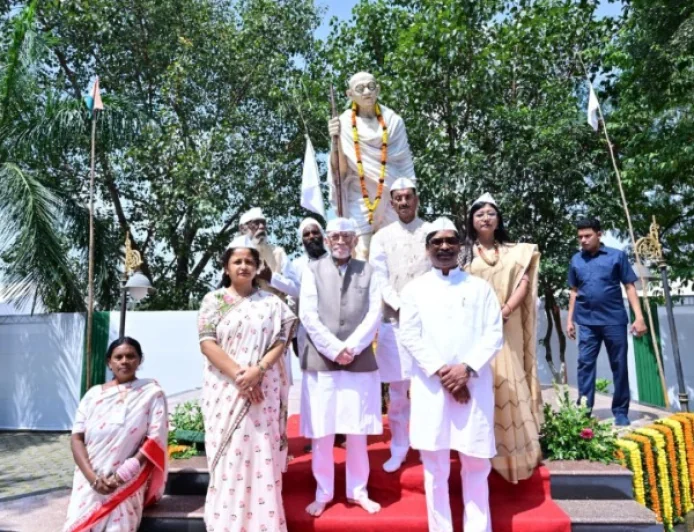 गांधी जयंती पर बापू वाटिका पहुंचे राज्यपाल और मुख्यमंत्री, महात्मा गांधी को किया नमन