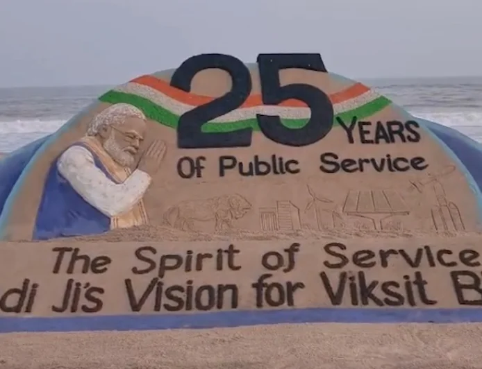 पीएम मोदी के जनसेवा के 25 साल, सैंड आर्टिस्ट सुदर्शन पटनायक ने बनाई रेत की कलाकृति