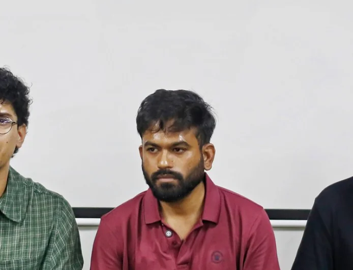 फ्लाइट के अंदर दिल्ली पुलिस का एक्शन, हिरासत में दिपके, रांका और सौरव; तुषार गांधी को मुंबई पुलिस ने किया डिटेन