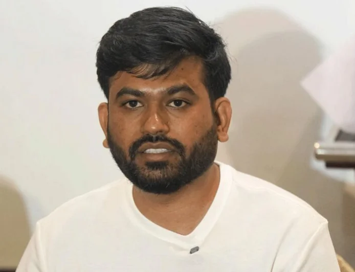 रिहाई के बाद अभिजीत दीपके का ऐलान, बोले- विरोध करने से रोकने वाला कोई बॉन्ड नहीं भरा